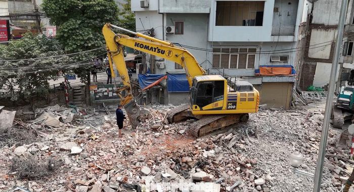 Hiện trạng phá dỡ tại dự án bãi đỗ xe, cây xanh, vườn hoa và đồng bộ hạ tầng khu vực dải đất giữa Vành đai 1 và đường La Thành, đoạn Hoàng Cầu - Láng Hạ.