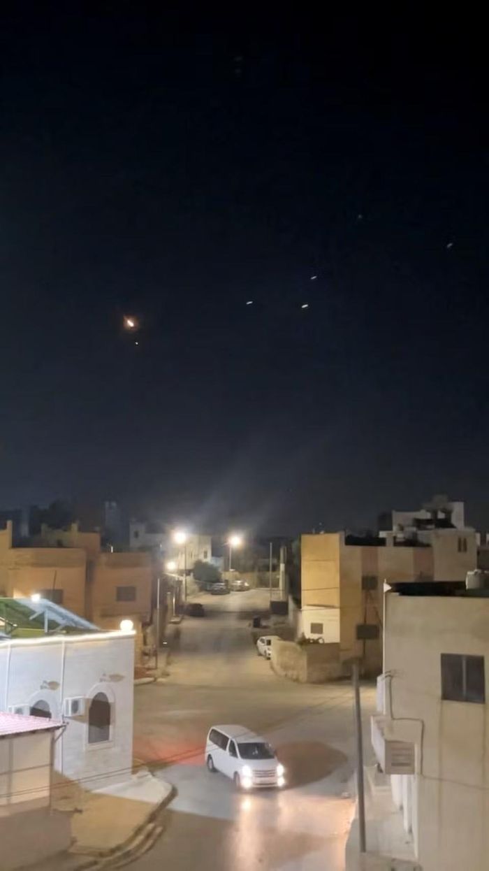 Hệ thống phòng không của Jordan đánh chặn các tên lửa lao tới, ngày 8/9. (Reuters)