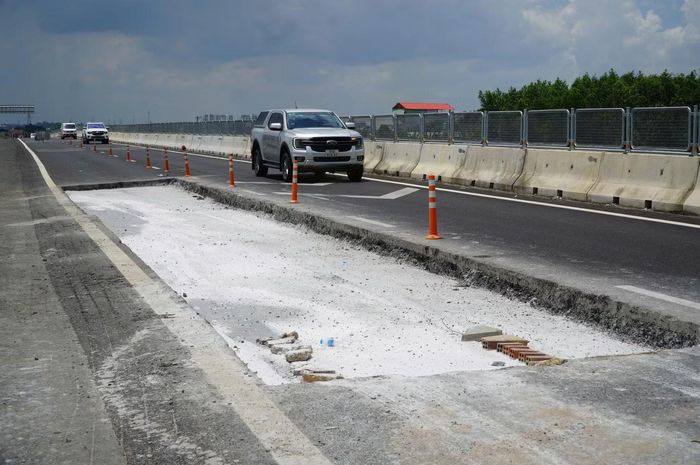 Hố công trình trên cao tốc Biên Hòa - Vũng Tàu đang được nhà thầu sửa chữa, khắc phục.