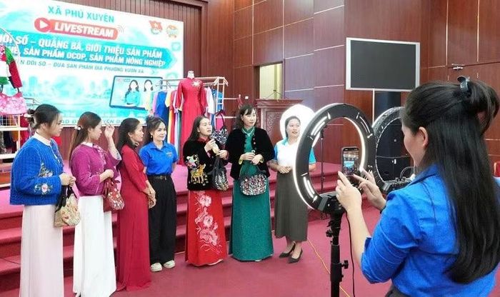 Xã Phú Xuyên sôi nổi tổ chức các phiên livestream giới thiệu, kết nối, tiêu sản phẩm hàng hóa trên địa bàn. Ảnh: PV