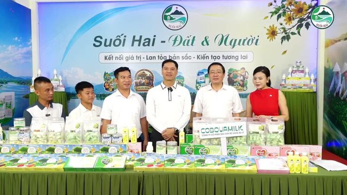 Lãnh đạo xã Suối Hai cùng đại diện các doanh nghiệp tham gia phiên livestream giới thiệu nông sản và sản phẩm OCOP địa phương - Ảnh: Khuất Duyên