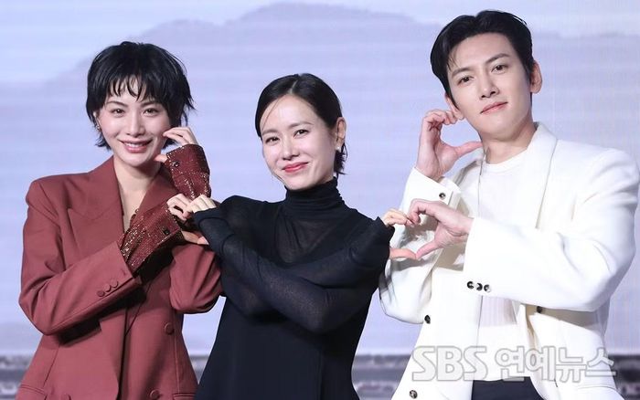 Đạo diễn Jung Ji Woo dành nhiều lời khen ngợi cho bộ ba diễn viên chính. Ảnh: SBS.