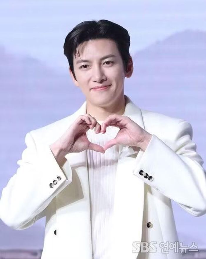 Ji Chang Wook phong cách, bảnh bao. Ảnh: SBS.