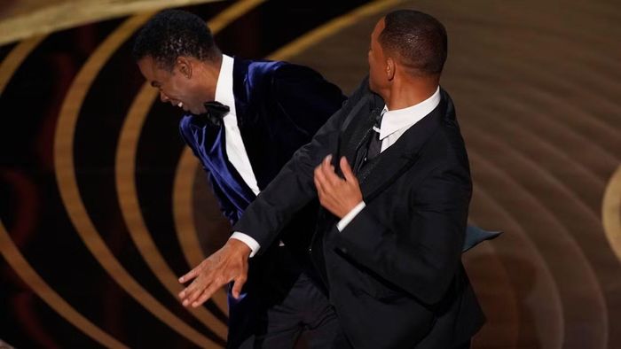 Will Smith tát Chris Rock chấn động Oscar 2022. Ảnh: Reuters.