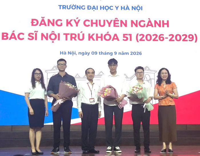 Ban giám hiệu Trường ĐH Y Hà Nội khen thưởng 3 thủ khoa tại kì thi bác sĩ nội trú năm 2026. Ảnh: Quý Hiên
