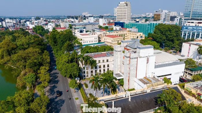 Phía Đông hồ, hệ thống quảng trường và công viên được nghiên cứu kết nối từ trụ sở UBND thành phố, vườn hoa Lý Thái Tổ tới Bưu điện Hà Nội và tháp Hòa Phong.