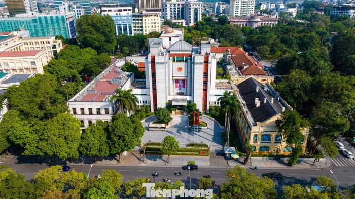 Ở chiều ngược lại, trụ sở HĐND, UBND TP Hà Nội, Rạp Khăn quàng đỏ và khối nhà Cung Thiếu nhi nằm trong nhóm công trình được nghiên cứu phương án hạ giải.