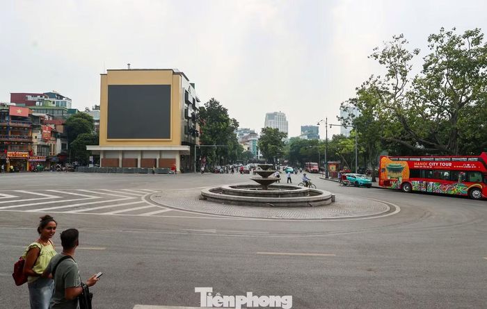 Ở phía Bắc, quảng trường Đông Kinh Nghĩa Thục được nghiên cứu mở rộng, tăng kết nối với Hồ Gươm, công viên và quảng trường phía Đông.