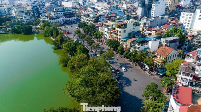 Một công trình biểu tượng mang tên “Khải hoàn môn” được đề xuất nghiên cứu tại khu vực phía Bắc Hồ Gươm, lấy cảm hứng từ hình ảnh đôi cánh chim hạc vươn lên. Đây mới là ý tưởng trong phương án đang lấy ý kiến.
