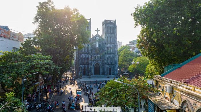 Ở phía Tây, phố Nhà Thờ được nghiên cứu nối dài ra phía Hồ Gươm, kết nối với Lê Thái Tổ để tạo không gian mở và phố đi bộ.