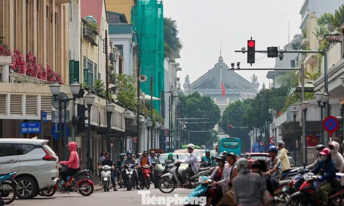 Tuyến Tràng Tiền được nhấn mạnh như trục kết nối Hồ Gươm với Nhà hát Lớn. Một số không gian cà phê, ki-ốt được nghiên cứu bố trí; Nguyễn Khắc Cần và ngõ Tràng Tiền có thể trở thành không gian đi bộ.