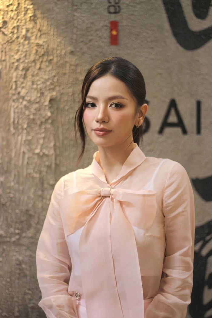 Sau Mưa đỏ, Hạ Anh nhận thêm sự quan tâm từ các nhà làm phim. Hạ Anh nói cô nắm bắt được cơ hội để tiếp tục hành trình đóng phim. Nữ diễn viên có thêm nhiều dự án nhưng chưa muốn công bố. Hạ Anh nói cô luôn nhận nhiều câu hỏi về "hành trình phát triển sự nghiệp". "Trước Mưa đỏ tôi nhận câu hỏi sao 10 năm đi chậm quá, sau Mưa đỏ lại nhận câu hỏi có nắm bắt cơ hội để đi nhanh hơn không. Tôi thì luôn đi từng bước một, không phải là người vội vàng, phải làm thế này, thế kia. Miễn sao tôi cảm thấy điều đó làm mình vui và hạnh phúc”, cô nói.