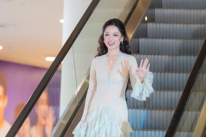 Những ngày không quay phim, Hạ Anh thích ở nhà và dành thời gian riêng cho bản thân. “Có những ngày tôi không làm gì cả, đặt đồ ăn về nhà, sau đó tập luyện, xem phim. Đó là cách tôi tự tái tạo năng lượng", Hạ Anh nói thêm.