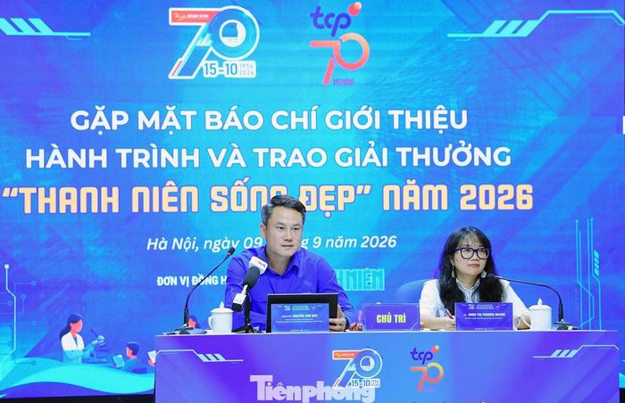 Bí thư T.Ư Đoàn, Phó Chủ tịch thường trực T.Ư Hội LHTN Việt Nam Nguyễn Kim Quy và Giám đốc Truyền thông Đối ngoại Công ty TCP Việt Nam Phan Thị Phương Nhung trao đổi thông tin tại chương trình. Ảnh: Xuân Tùng