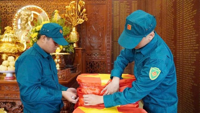 Niêm phong, bảo quản mẫu hài cốt liệt sĩ trước khi đưa đi giám định ADN. Ảnh: Phúc Duy.