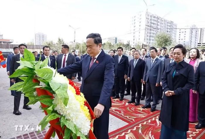 Chủ tịch Quốc hội Trần Thanh Mẫn và Phu nhân cùng đoàn đại biểu cấp cao Việt Nam đặt vòng hoa tại Tượng đài Chủ tịch Hồ Chí Minh ở Trường số 14 mang tên Chủ tịch Hồ Chí Minh. (Ảnh: Doãn Tấn/TTXVN)