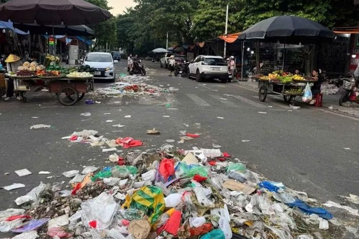 Rác thải tràn ra đường ở phường Vĩnh Yên và Vĩnh Phúc trong 4 ngày qua.