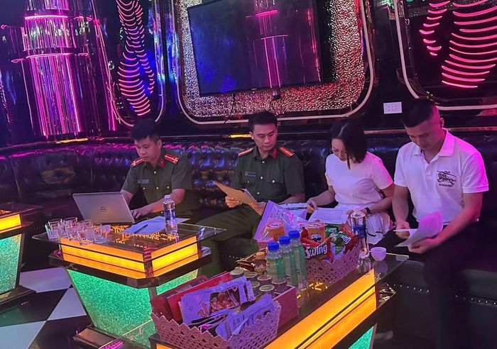 Công an tỉnh Hưng Yên kiểm tra, hướng dẫn cơ sở kinh doanh karaoke trên địa bàn. Ảnh: CACC.