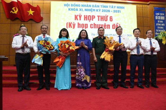 Lãnh đạo tỉnh Tây Ninh tặng hoa chúc mừng các tân Phó Chủ tịch UBND tỉnh, Ủy viên UBND tỉnh. Ảnh: Vinh Quang