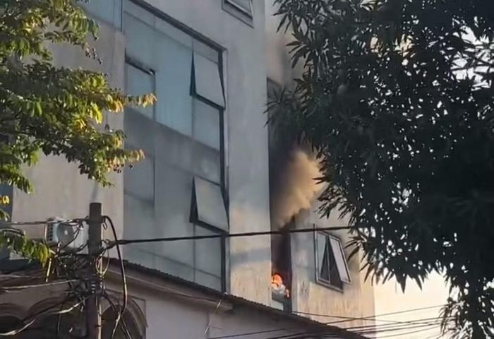 Đám cháy bùng phát tại tầng 4 tòa nhà 6 tầng ở đường Hermann, phường Trường Vinh, Nghệ An