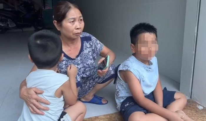 Bà Hồng cùng 2 cháu nhỏ vừa thoát nạn.