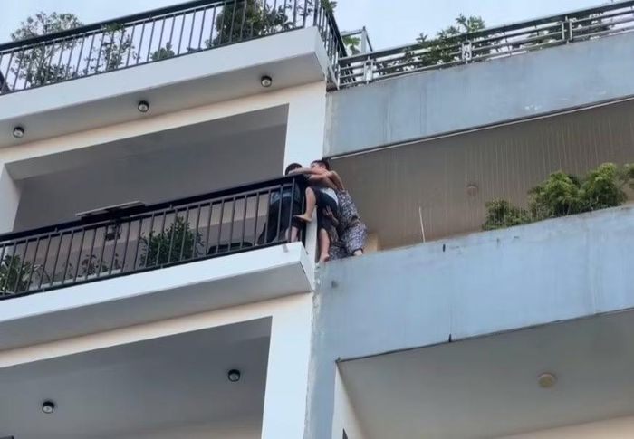 Bà Hồng bồng cháu nhỏ trèo qua ban công để thoát nạn.