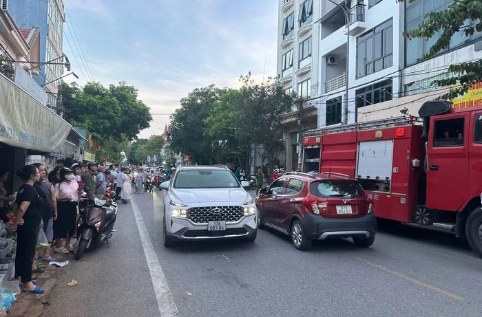 Rất đông người dân theo dõi vụ cháy.