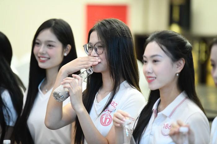 Bên cạnh đó, các cô gái được thực hành cách đi, đứng, ngồi và chào hỏi trong những tình huống giao tiếp khác nhau.