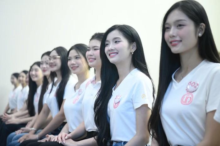 Sau buổi học, nhiều thí sinh cho biết họ nhận ra phong thái không chỉ được thể hiện trên sân khấu mà còn bắt đầu từ những thói quen rất nhỏ trong đời sống hằng ngày. Cách đứng, ngồi, giao tiếp hay đơn giản là cách cầm ly nước đều cần sự chủ động và ý thức về hình ảnh của bản thân.