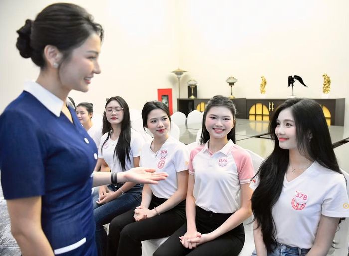 Nụ cười cũng là nội dung được chú trọng. Các thí sinh được hướng dẫn thực hành 5 cấp độ nụ cười, phù hợp với những hoàn cảnh khác nhau, từ giao tiếp thông thường đến khi xuất hiện trước công chúng.