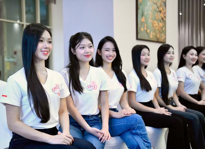 Một số cô gái cho rằng trước đây họ thường chú ý nhiều hơn đến trang phục, make-up hay kỹ năng trình diễn, nhưng buổi học giúp họ hiểu rằng sự thanh lịch còn nằm ở cách một người kiểm soát cơ thể và ứng xử trong từng tình huống.