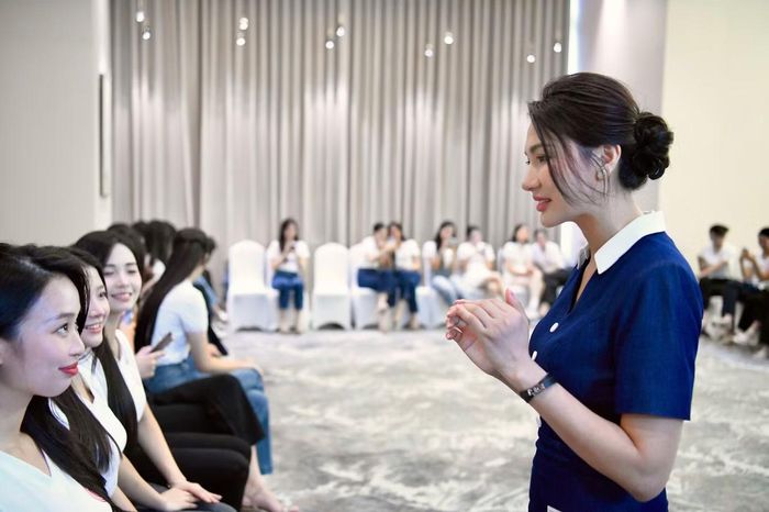 Khi ngồi, các thí sinh được hướng dẫn giữ lưng thẳng, đầu ngẩng cao, mở vai và duy trì tư thế cân bằng. Mục tiêu không phải tạo ra một khuôn mẫu cứng nhắc mà giúp các cô gái hình thành thói quen giữ cơ thể đúng tư thế trong giao tiếp.