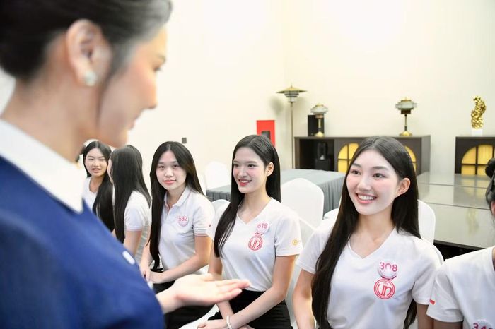 “Ngay cả những lúc mệt mỏi nhất cũng phải giữ sự thanh lịch”, chuyên gia Bích Ngọc nhấn mạnh, đồng thời khuyến khích các thí sinh chú ý đến từng cử chỉ nhỏ trong sinh hoạt và giao tiếp.