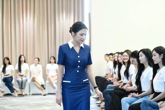 Trong những hoàn cảnh ấy, phong thái được thể hiện không chỉ qua những khoảnh khắc được chuẩn bị trước mà còn ở cách ứng xử tự nhiên khi không có sự chuẩn bị.