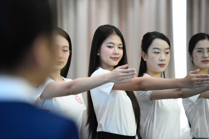 Theo chuyên gia Trần Bích Ngọc, phong thái không chỉ nằm ở vẻ ngoài hay một dáng đi đẹp. Cách một người đứng, ngồi, chào hỏi, trò chuyện, sử dụng ánh mắt, nụ cười hay những cử chỉ nhỏ đều góp phần tạo nên hình ảnh của họ.