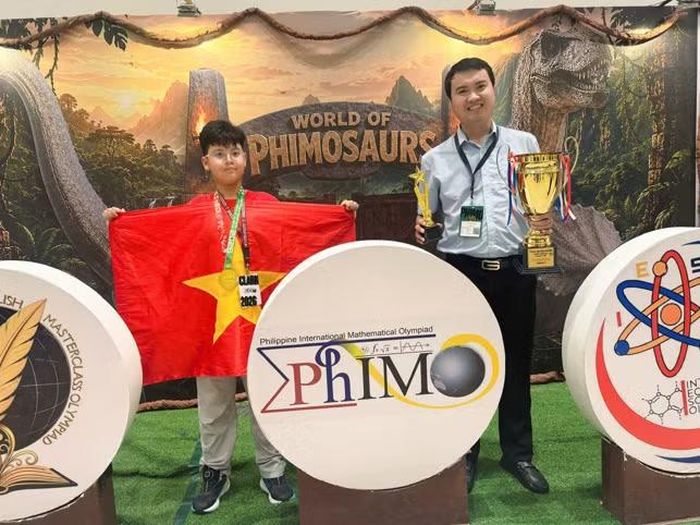 Em Hoàng Khôi William đạt huy chương Vàng và đạt danh hiệu danh hiệu Champion chụp ảnh cùng thầy Cai Việt Long