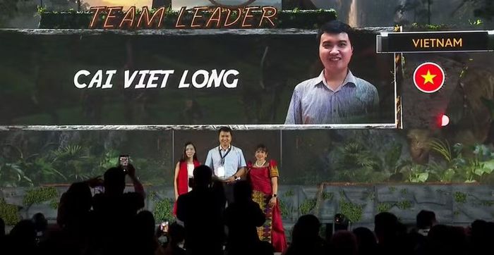 Thầy Cai Việt Long, trưởng đoàn Việt Nam vinh dự được nhận kỷ niệm chương của Ban tổ chức
