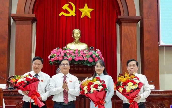 Lãnh đạo HĐND tỉnh Đồng Tháp tặng hoa Uỷ viên UBND tỉnh vừa được bầu và miễn nhiệm.