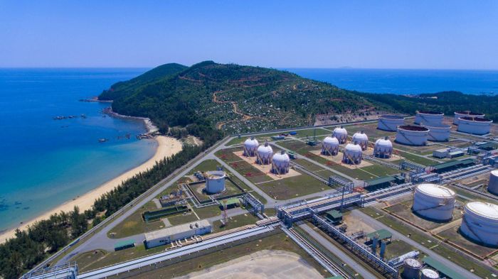 Khu kinh tế Dung Quất (tỉnh Quảng Ngãi) có nền tảng về công nghiệp nặng, chế biến năng lượng, lọc hóa dầu...
