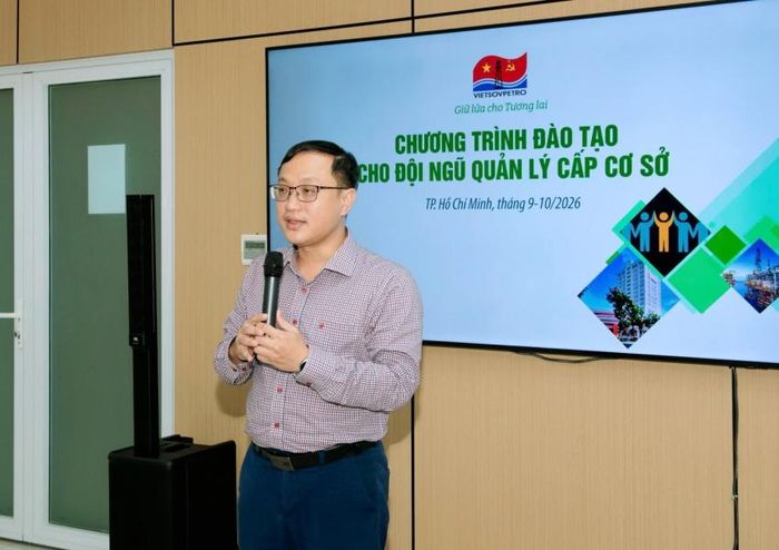 Ông Bùi Anh Nam - Trưởng phòng Tổ chức Nhân sự Vietsovpetro phát biểu khai mạc khóa học.