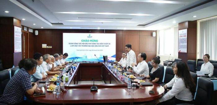 Quang cảnh chung tại buổi làm việc.