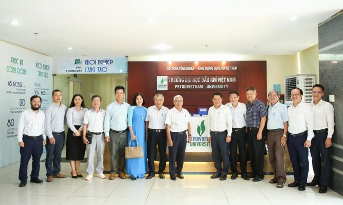 Chi hội DKVT cùng các thầy cô PVU.