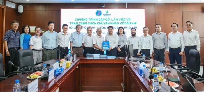 Chi hội DKVT trao tặng PVU bộ sách chuyên khảo và tài liệu nghiên cứu chuyên sâu về ngành dầu khí.
