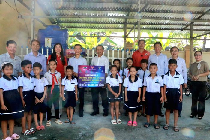 Dự án Phát triển mỏ Khí Lô B trao tặng 5 công trình cấp nước sạch tại các điểm trường ở An Giang và Cà Mau, với tổng kinh phí 525 triệu đồng.