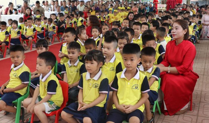 Cô và trò Trường Mầm non Yên Bình (Lạng Sơn) dự lễ khai giảng năm học 2026–2027 trong ngôi trường được sửa chữa, khôi phục sau thiên tai với sự hỗ trợ của Dự án Phát triển mỏ khí Lô B.