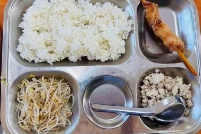 Suất cơm bán trú ngày 7/9 của học sinh Trường Tiểu học Trung Giã (Hà Nội). Ảnh: Phụ huynh cung cấp.