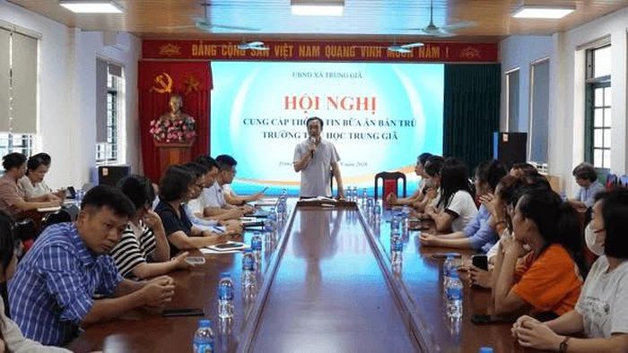 UBND xã Trung Giã tổ chức hội nghị cung cấp thông tin về việc tổ chức bữa ăn bán trú tại Trường Tiểu học Trung Giã, đồng thời thông báo phương án xử lý những tồn tại, bảo đảm sức khỏe, quyền lợi và điều kiện học tập của học sinh.