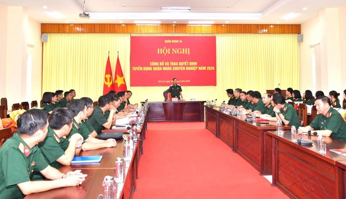 Toàn cảnh Lễ công bố và trao quyết định tuyển dụng quân nhân chuyên nghiệp của Quân đoàn 34. (Ảnh: ĐVCC).