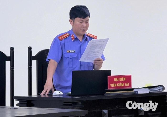 Đại diện Viện kiểm sát TAND tỉnh Đắk Lắk đọc bản cáo trạng.