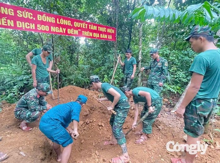 Lực lượng chức năng tổ chức tìm kiếm, khai quật hài cốt liệt sĩ tại khu vực đồi thuộc thôn 1, xã Trà Giáp, TP. Đà Nẵng.